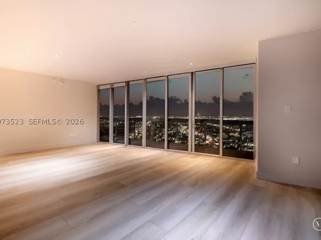 5-bedroom condo for rent in Miami - 465 Brickell Ave 5701 - MondialRealty