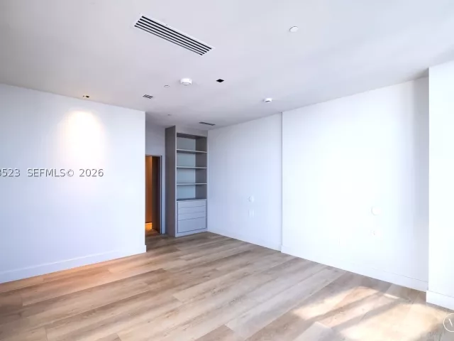 5-bedroom condo for rent in Miami - 465 Brickell Ave 5701 - MondialRealty