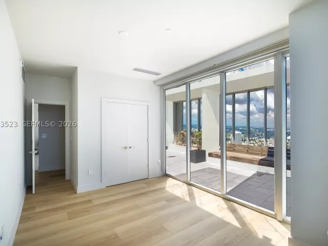 5-bedroom condo for rent in Miami - 465 Brickell Ave 5701 - MondialRealty