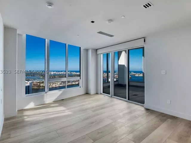 5-bedroom condo for rent in Miami - 465 Brickell Ave 5701 - MondialRealty