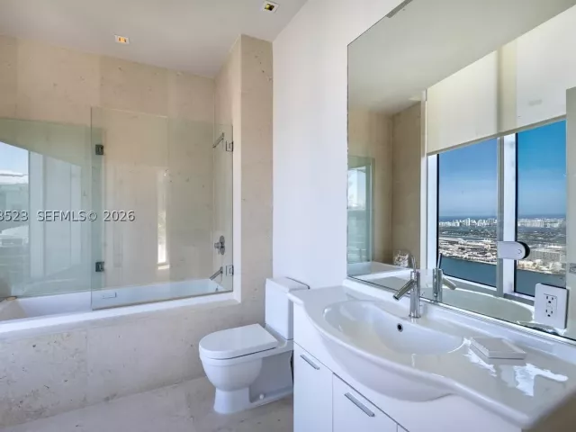 5-bedroom condo for rent in Miami - 465 Brickell Ave 5701 - MondialRealty