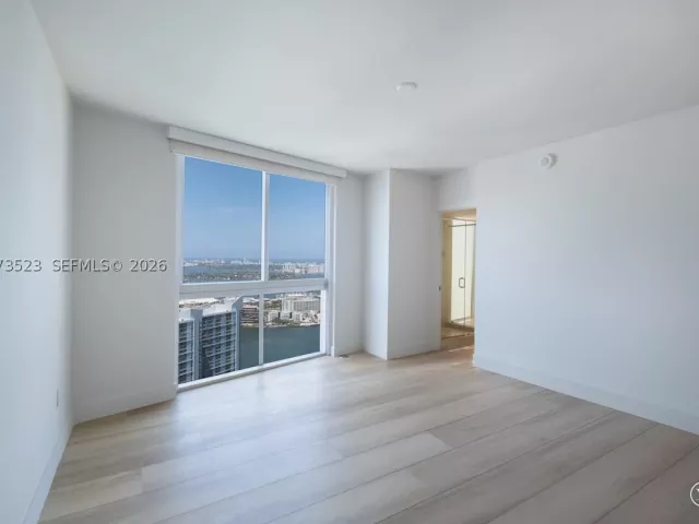 5-bedroom condo for rent in Miami - 465 Brickell Ave 5701 - MondialRealty