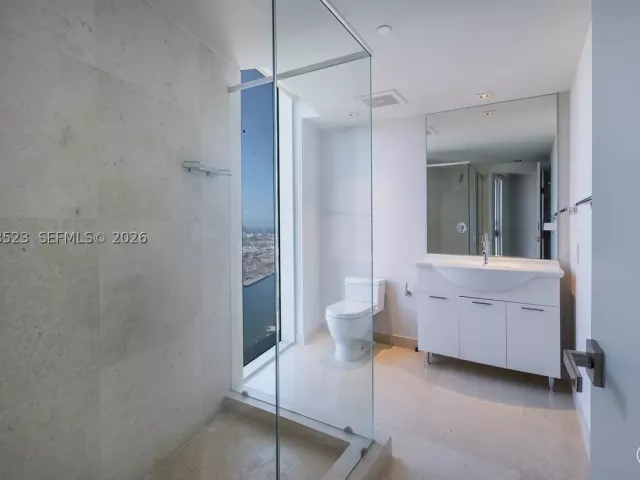 5-bedroom condo for rent in Miami - 465 Brickell Ave 5701 - MondialRealty