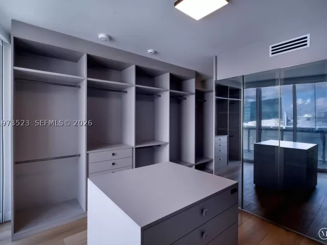 5-bedroom condo for rent in Miami - 465 Brickell Ave 5701 - MondialRealty