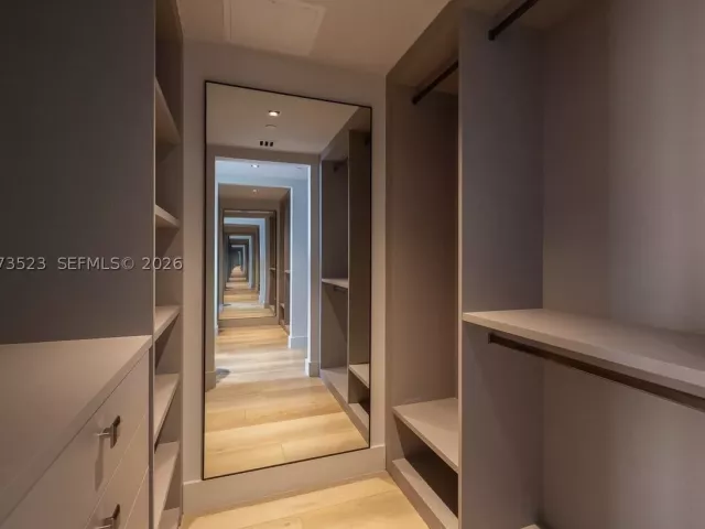 5-bedroom condo for rent in Miami - 465 Brickell Ave 5701 - MondialRealty