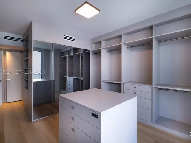 5-bedroom condo for rent in Miami - 465 Brickell Ave 5701 - MondialRealty