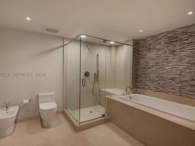5-bedroom condo for rent in Miami - 465 Brickell Ave 5701 - MondialRealty