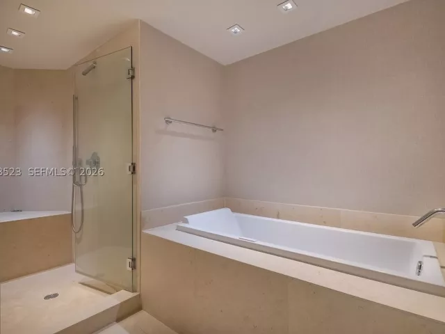 5-bedroom condo for rent in Miami - 465 Brickell Ave 5701 - MondialRealty