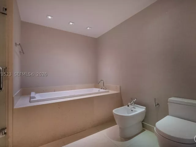 5-bedroom condo for rent in Miami - 465 Brickell Ave 5701 - MondialRealty