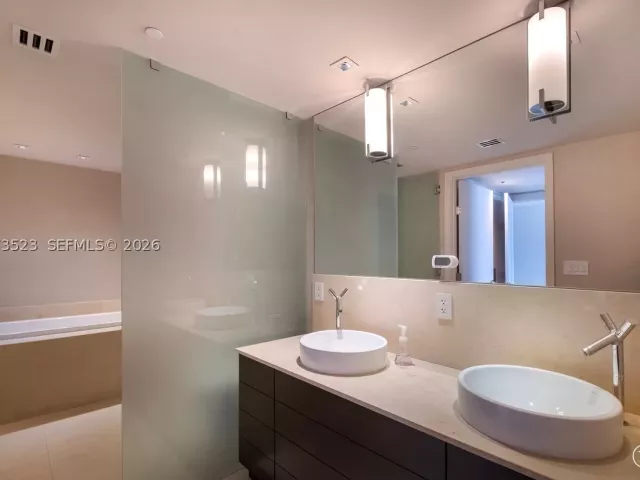 5-bedroom condo for rent in Miami - 465 Brickell Ave 5701 - MondialRealty
