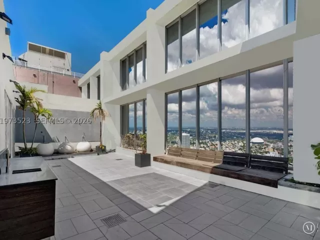 5-bedroom condo for rent in Miami - 465 Brickell Ave 5701 - MondialRealty
