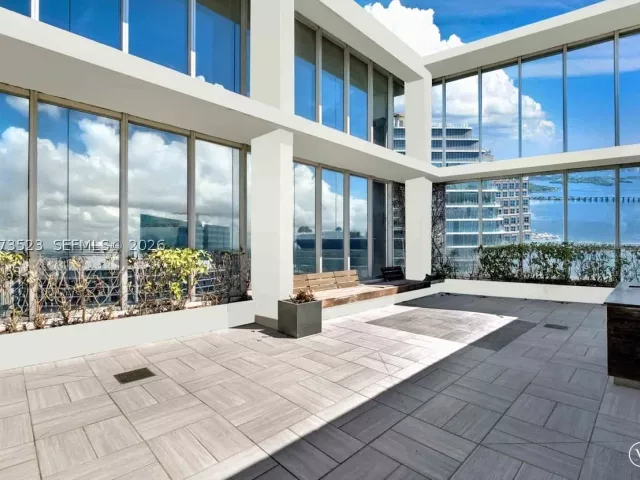 5-bedroom condo for rent in Miami - 465 Brickell Ave 5701 - MondialRealty