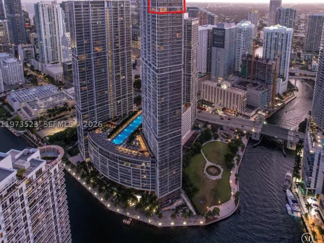 5-bedroom condo for rent in Miami - 465 Brickell Ave 5701 - MondialRealty
