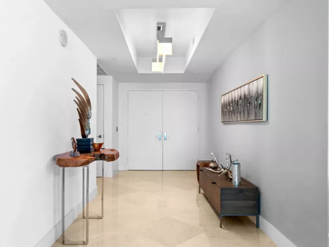 3-bedroom condo for sale in Fort Lauderdale - 101 S Fort Lauderdale Beach Boulevard 705 - MondialRealty