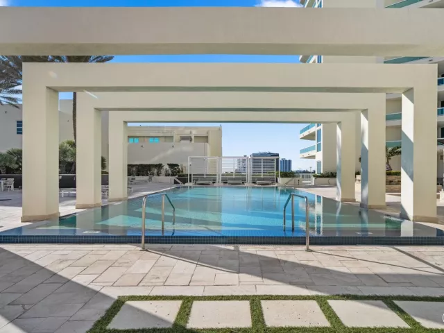 3-bedroom condo for sale in Fort Lauderdale - 101 S Fort Lauderdale Beach Boulevard 705 - MondialRealty