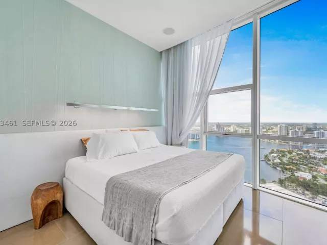 4-bedroom condo for rent in Sunny Isles Beach - 18101 Collins Ave 5509 - MondialRealty