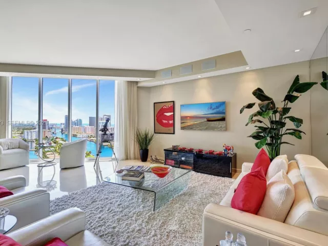 3-bedroom condo for sale in Aventura - 21200 Point Pl PH2804 - MondialRealty