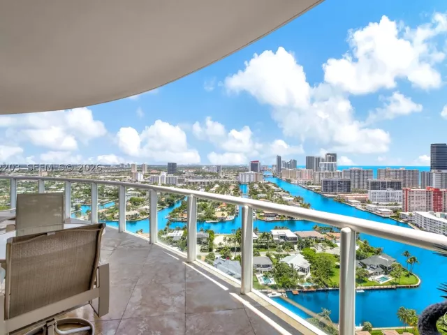 3-bedroom condo for sale in Aventura - 21200 Point Pl PH2804 - MondialRealty