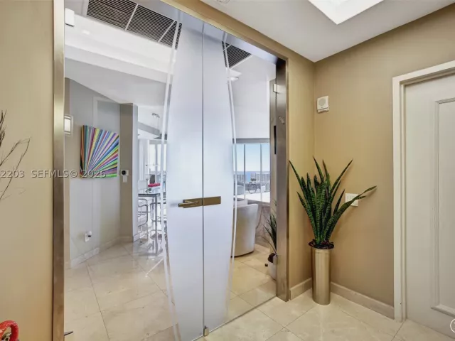 3-bedroom condo for sale in Aventura - 21200 Point Pl PH2804 - MondialRealty