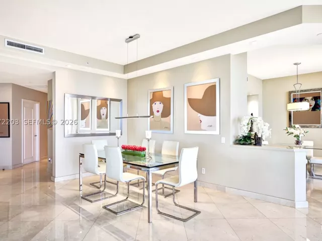3-bedroom condo for sale in Aventura - 21200 Point Pl PH2804 - MondialRealty