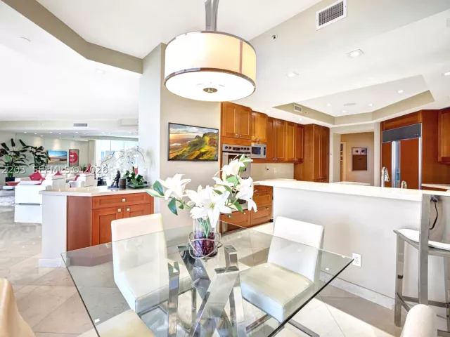 3-bedroom condo for sale in Aventura - 21200 Point Pl PH2804 - MondialRealty