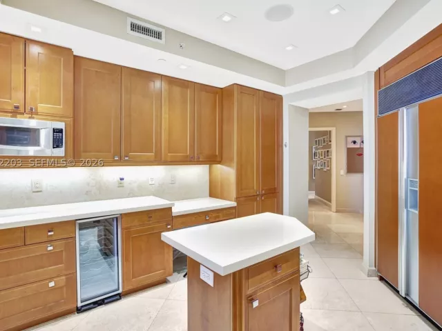 3-bedroom condo for sale in Aventura - 21200 Point Pl PH2804 - MondialRealty