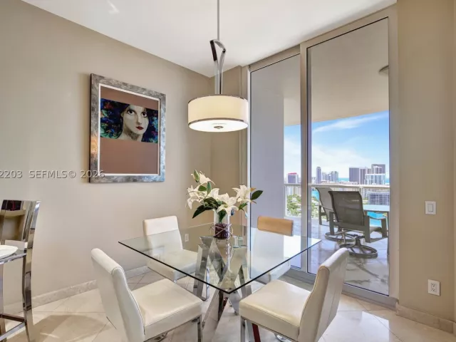 3-bedroom condo for sale in Aventura - 21200 Point Pl PH2804 - MondialRealty