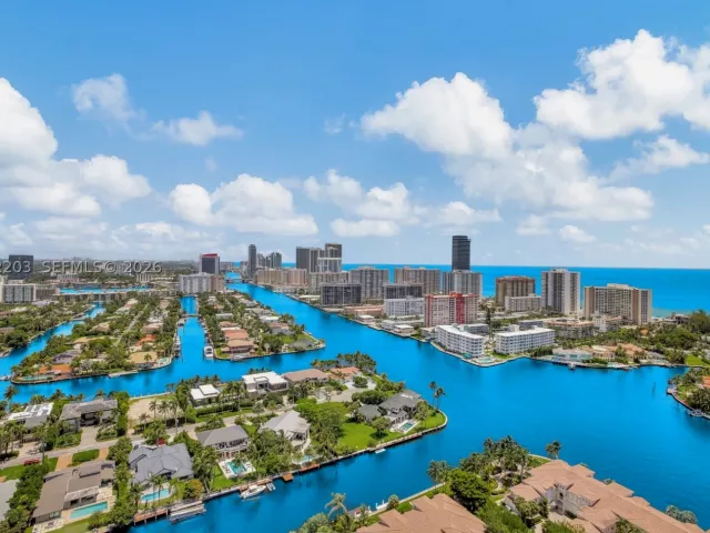 3-bedroom condo for sale in Aventura - 21200 Point Pl PH2804 - MondialRealty