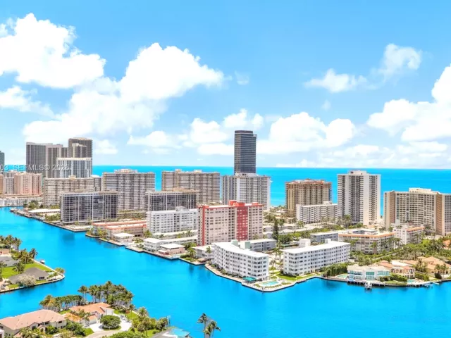 3-bedroom condo for sale in Aventura - 21200 Point Pl PH2804 - MondialRealty