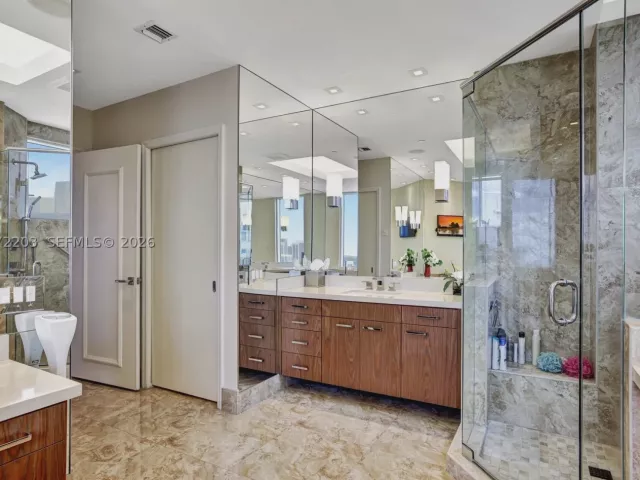 3-bedroom condo for sale in Aventura - 21200 Point Pl PH2804 - MondialRealty