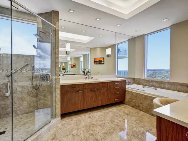 3-bedroom condo for sale in Aventura - 21200 Point Pl PH2804 - MondialRealty