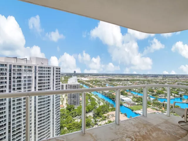 3-bedroom condo for sale in Aventura - 21200 Point Pl PH2804 - MondialRealty