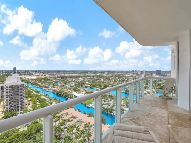 3-bedroom condo for sale in Aventura - 21200 Point Pl PH2804 - MondialRealty