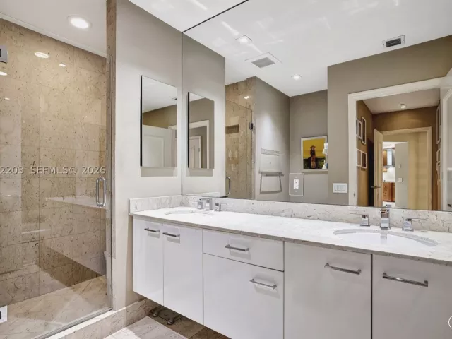 3-bedroom condo for sale in Aventura - 21200 Point Pl PH2804 - MondialRealty