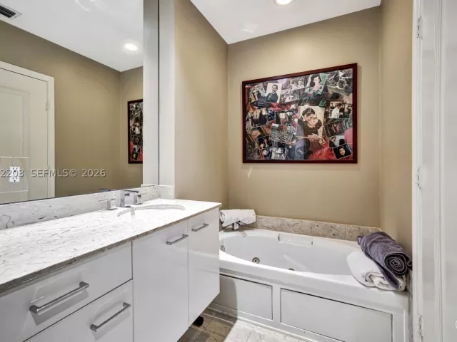 3-bedroom condo for sale in Aventura - 21200 Point Pl PH2804 - MondialRealty