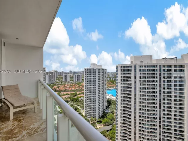 3-bedroom condo for sale in Aventura - 21200 Point Pl PH2804 - MondialRealty