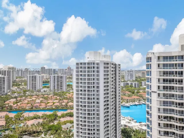 3-bedroom condo for sale in Aventura - 21200 Point Pl PH2804 - MondialRealty