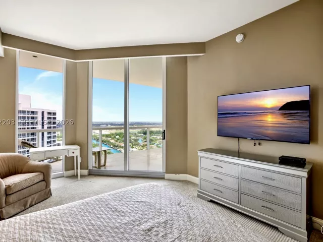 3-bedroom condo for sale in Aventura - 21200 Point Pl PH2804 - MondialRealty