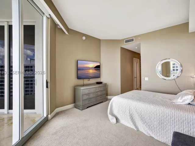 3-bedroom condo for sale in Aventura - 21200 Point Pl PH2804 - MondialRealty