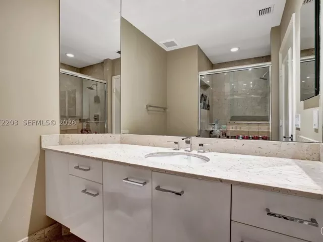 3-bedroom condo for sale in Aventura - 21200 Point Pl PH2804 - MondialRealty