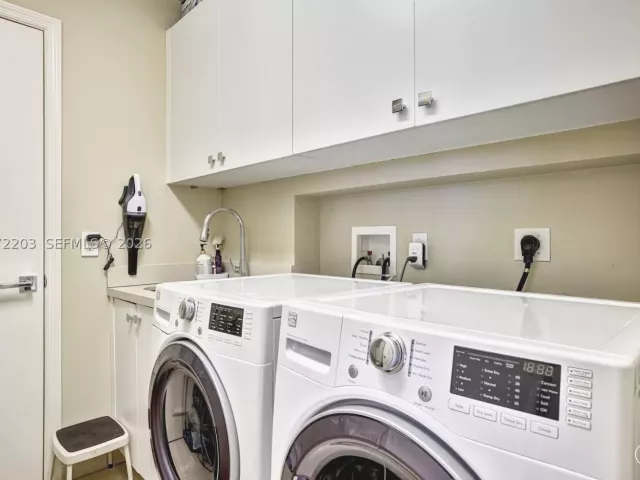 3-bedroom condo for sale in Aventura - 21200 Point Pl PH2804 - MondialRealty
