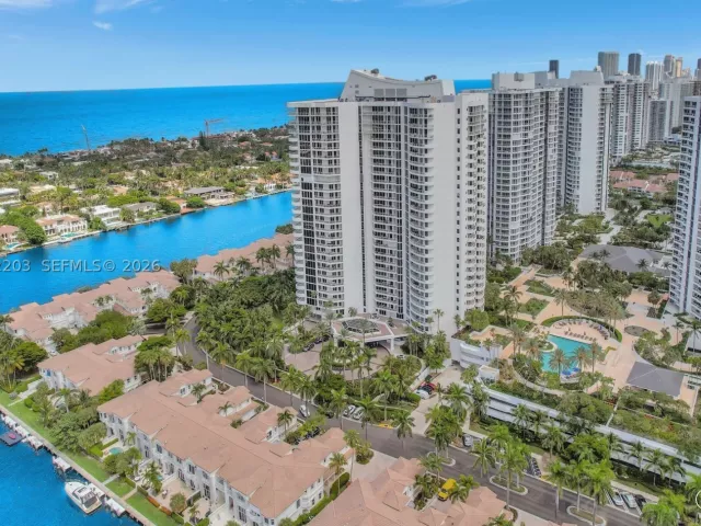3-bedroom condo for sale in Aventura - 21200 Point Pl PH2804 - MondialRealty