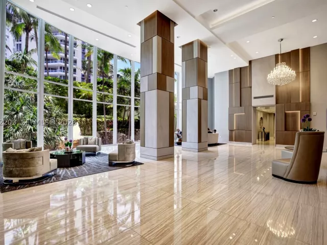 3-bedroom condo for sale in Aventura - 21200 Point Pl PH2804 - MondialRealty