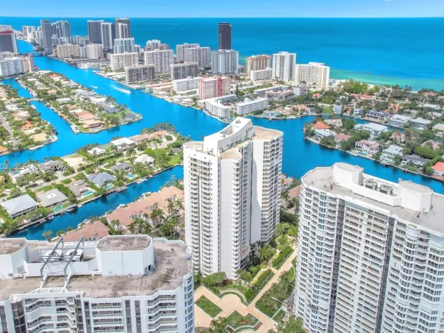 3-bedroom condo for sale in Aventura - 21200 Point Pl PH2804 - MondialRealty