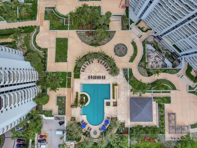 3-bedroom condo for sale in Aventura - 21200 Point Pl PH2804 - MondialRealty
