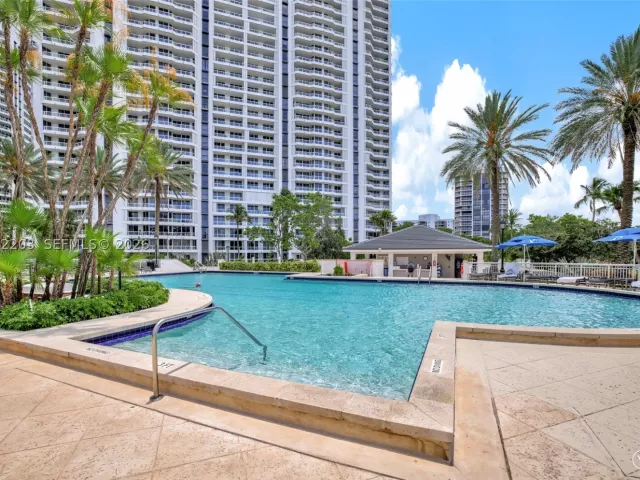 3-bedroom condo for sale in Aventura - 21200 Point Pl PH2804 - MondialRealty