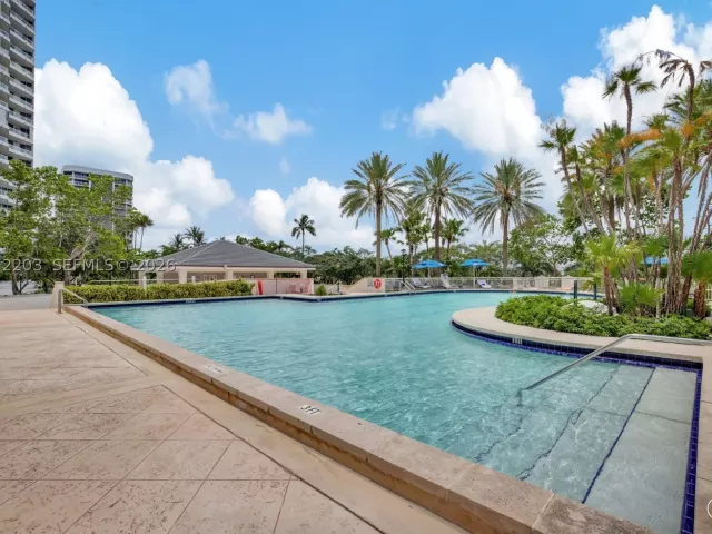 3-bedroom condo for sale in Aventura - 21200 Point Pl PH2804 - MondialRealty
