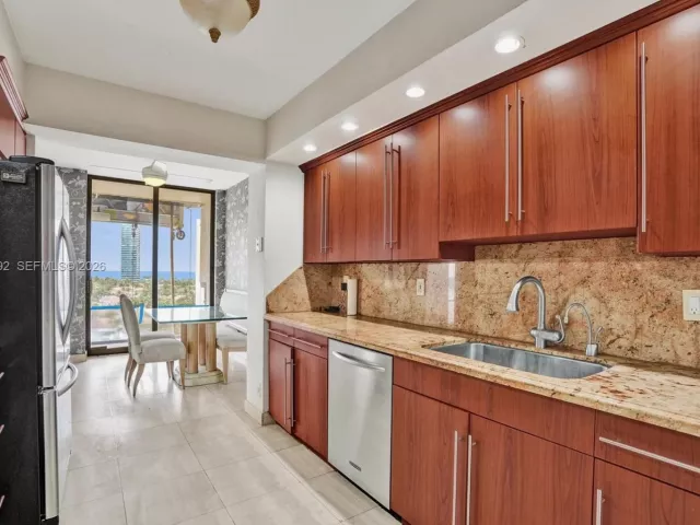 2-bedroom condo for sale in Aventura - 19355 Turnberry Way 8K - MondialRealty