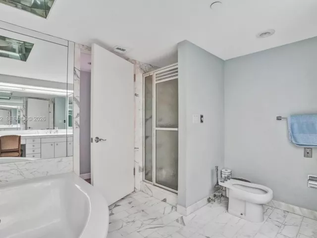 2-bedroom condo for sale in Aventura - 19355 Turnberry Way 8K - MondialRealty