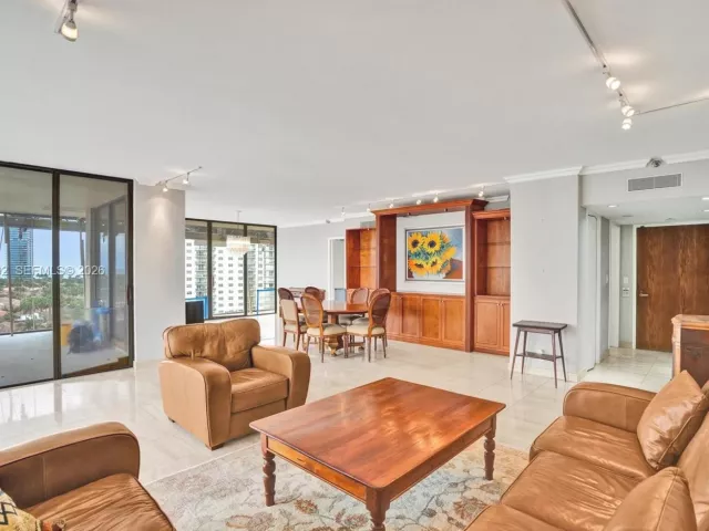 2-bedroom condo for sale in Aventura - 19355 Turnberry Way 8K - MondialRealty